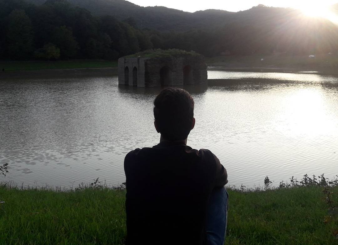 Shahbaz09878's tweet photo. پروانه وش از شوق تو در آتشم امشب 
میسوزم و با این همه سوزش خوشم امشب 
در پای من افتاد مه از شوق که دانست 
مهمان تو خورشید رخ مهوشم امشب..

شهریار..... https://t.co/wnu5RXB6It