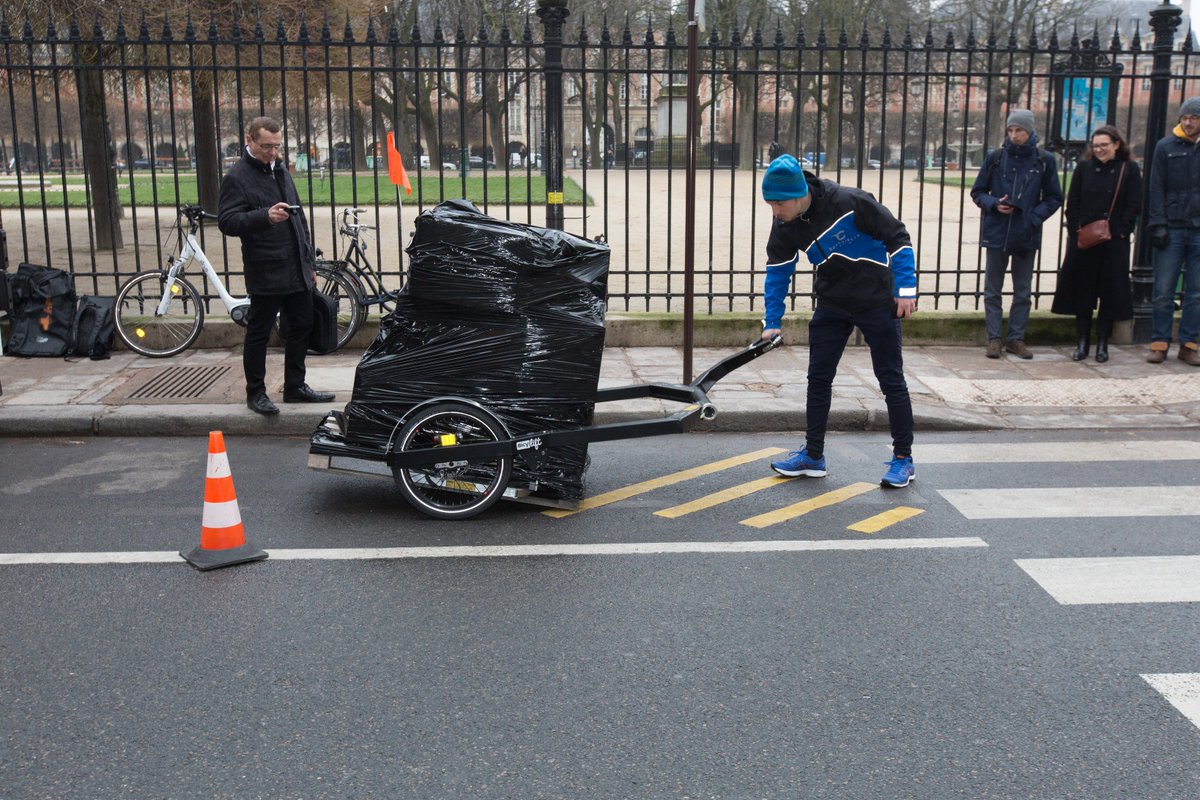 coursier_fr's tweet photo. La livraison de palettes dans Paris est rendue possible par la solution Bicylift de @FlexiModal, que nous testons actuellement Place Vendôme en partenariat avec @dachser_fr #livraison #logistique #approvisionnement #dernierKM https://t.co/eLhGccv9Xi