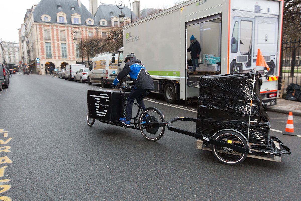 coursier_fr's tweet photo. La livraison de palettes dans Paris est rendue possible par la solution Bicylift de @FlexiModal, que nous testons actuellement Place Vendôme en partenariat avec @dachser_fr #livraison #logistique #approvisionnement #dernierKM https://t.co/eLhGccv9Xi