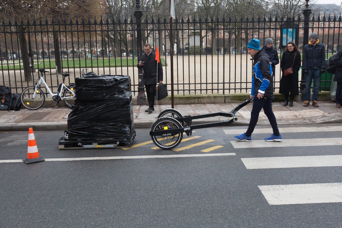 coursier_fr's tweet photo. La livraison de palettes dans Paris est rendue possible par la solution Bicylift de @FlexiModal, que nous testons actuellement Place Vendôme en partenariat avec @dachser_fr #livraison #logistique #approvisionnement #dernierKM https://t.co/eLhGccv9Xi