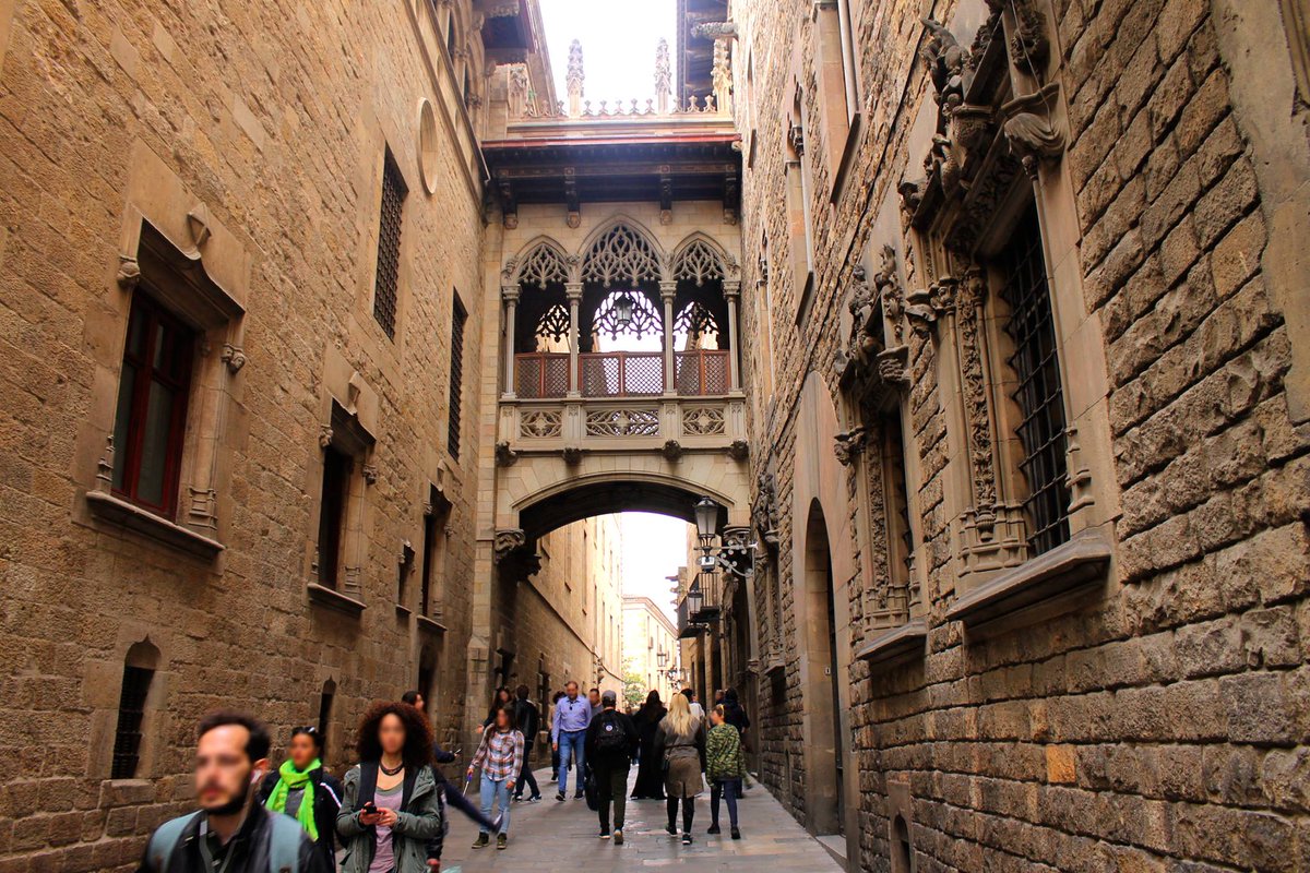 UnpuzzleB's tweet photo. This is probably one of the most photographed spots of the Gothic Quarter. Looking at it, one might think that this was built many centuries ago, but that couldn’t be further from the truth. It was, in fact, built in 1928 by the Catalan architect Joan Rubió i Bellver🧐#BARCELONA https://t.co/70NTIs1z9q