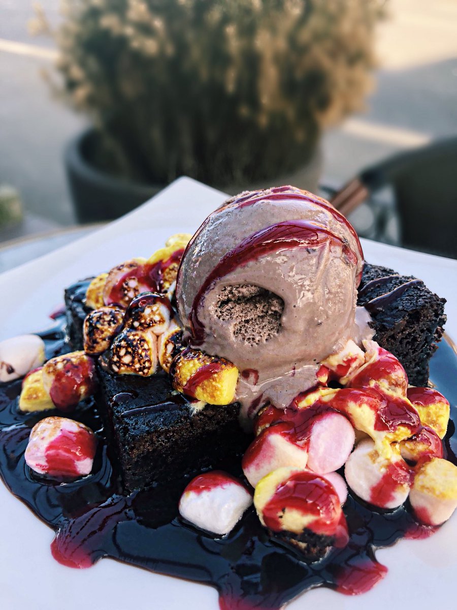 CapriLytham's tweet photo. Eat clean, stay fit and have a brownie to stay sane🍫🍰#cheatday #brownie #chocolate #marshmellows #caprilytham #lytham #foodporn https://t.co/pyUeSDIWIm