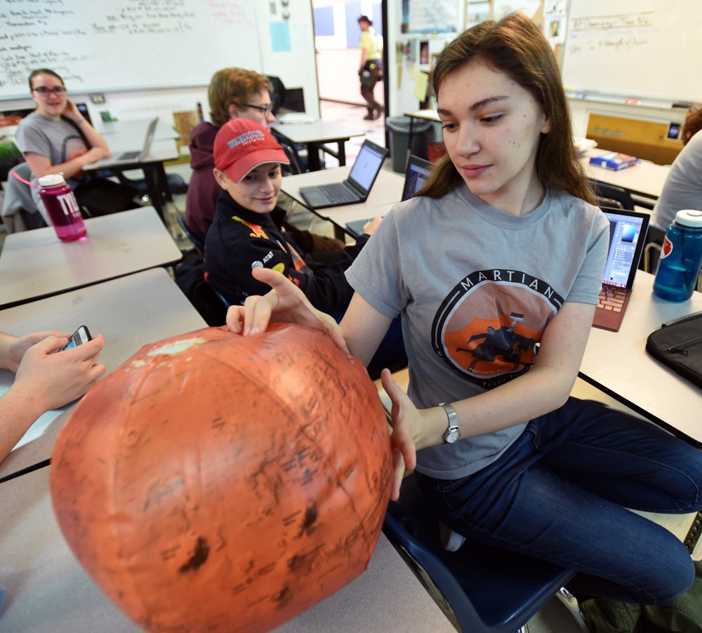 cliffpix's tweet photo. #CentaurusHS students doing research on Mars. https://t.co/UZRYhnaMvI #BVSD #Mars, #NASA https://t.co/SnESIDQOw3