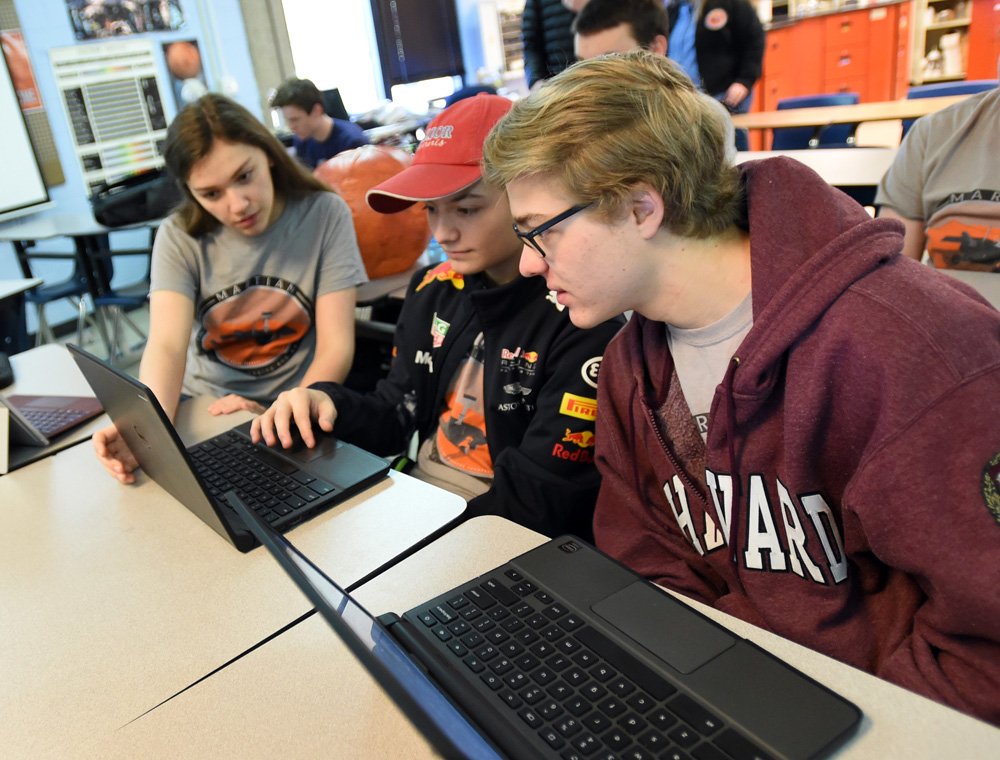 cliffpix's tweet photo. #CentaurusHS students doing research on Mars. https://t.co/UZRYhnaMvI #BVSD #Mars, #NASA https://t.co/SnESIDQOw3