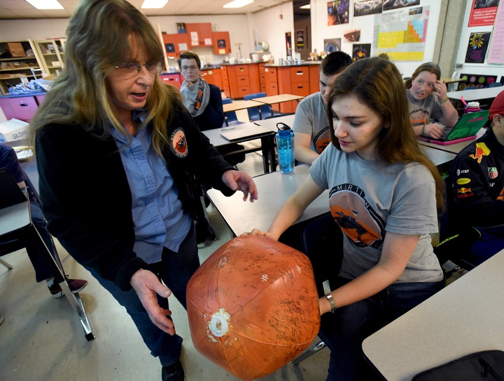 cliffpix's tweet photo. #CentaurusHS students doing research on Mars. https://t.co/UZRYhnaMvI #BVSD #Mars, #NASA https://t.co/SnESIDQOw3
