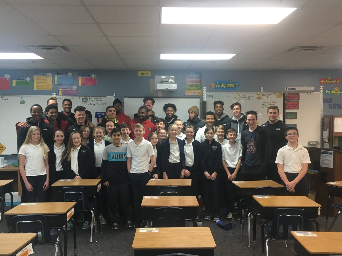 SEUFireMBB's tweet photo. Great time w/Holy Spirit Catholic School in Sioux Falls, SD!
.
.
.
The @NAIA leads the way in collegiate athletics w/the Champions of Character Initiative
#FLYwithSEU #LockedIN🔐 https://t.co/D8WbsxjazK