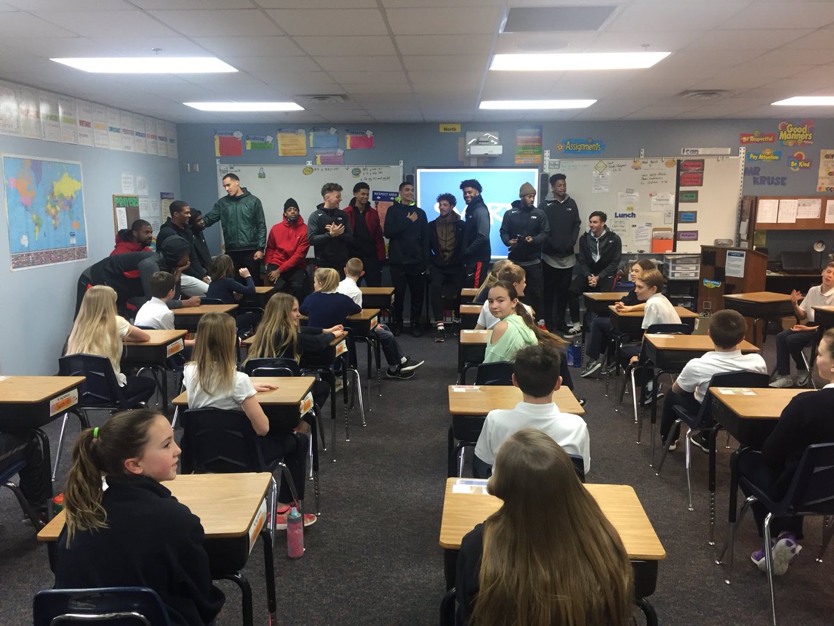 SEUFireMBB's tweet photo. Great time w/Holy Spirit Catholic School in Sioux Falls, SD!
.
.
.
The @NAIA leads the way in collegiate athletics w/the Champions of Character Initiative
#FLYwithSEU #LockedIN🔐 https://t.co/D8WbsxjazK