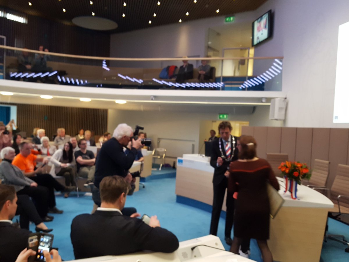 Mooie woorden burgemeester René Verhulst voor <a href="/kimberleyb0s/">Kimberley Bos</a> en medaille van verdienste met oorkonde. Met de sport zit wel goed in #EDde na zijn inspirerende woorden.