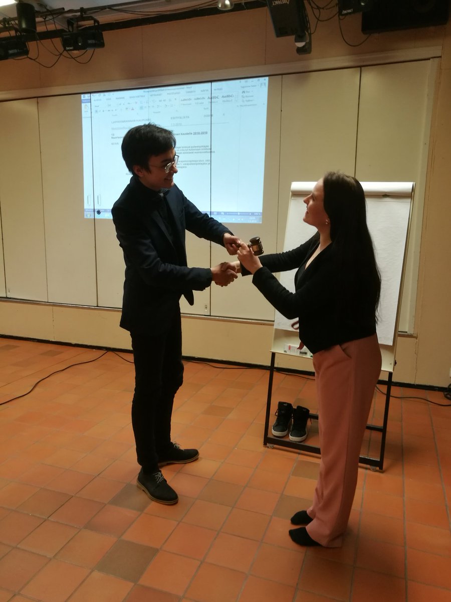 Valta vaihtuu! Robert Tammi väistyy puheenjohtajan paikalta, ja Tiia Lohi ottaa nuijan haltuunsa kaksivuotiskaudeksi 2018-19. #lprnuva