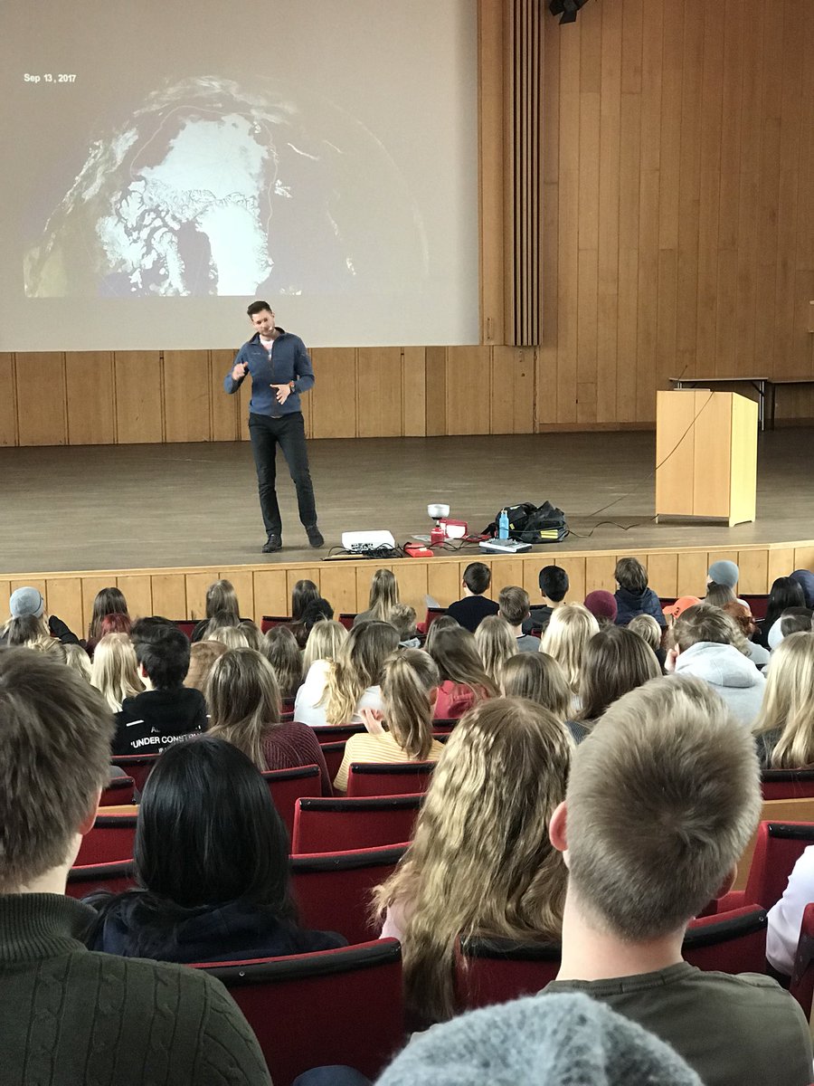 EklidenS's tweet photo. SAM-klasserna fick idag lyssna på biologen och äventyraren Glenn Mattsing. Glenn har bl.a. paddlat runt Svalbard och berättade hur man förbereder sig inför en sådan strapats. Om detta och mycket mer fick våra nyfikna elever lära sig. 🚣🏼‍♂️���� https://t.co/gY3QlYIDp6