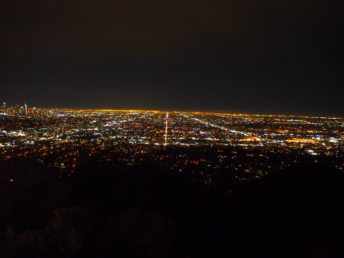 49_aip's tweet photo. LA旅行行ってきた❤︎
世界一の夜景が観れると有名のグリフィス天文台いって観てきたけど本当に写真と比じゃないくらい綺麗だった！夜景とかより星空派なんだけど綺麗すぎて心が震えた！！モニュメントバレーも行きたかったけど時間なかったからまたいつか行けたらいいな！ https://t.co/CokFrYqgRK