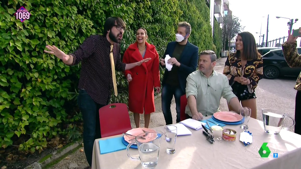 zapeandola6's tweet photo. ¡Ya está todo el pescado vendido! @CristiPedroche y @NadalMiki deben ser medio suecos porque hasta les ha gustado el #Surströmming 🤣🤣 @quiquepeinado lo ha pasado peor: '¡Yo ya he hecho todo lo que tenía que hacer por este programa!' ¡MOMENTAZO! #Zapeando1069 https://t.co/SI9w8d5oO2