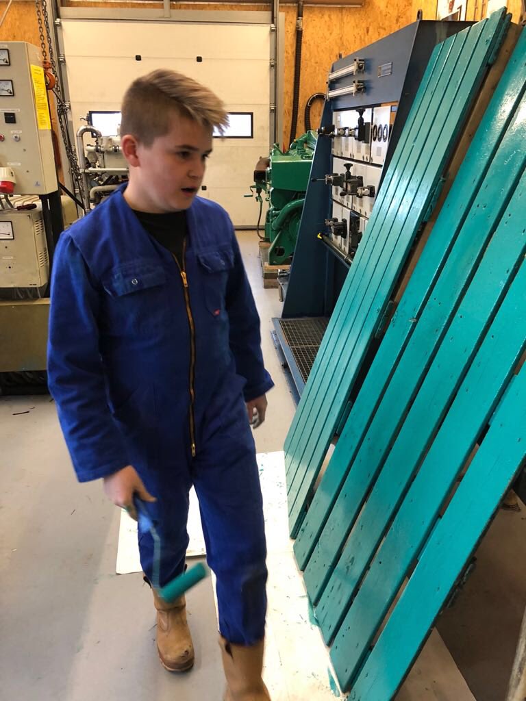 sloepaquarel's tweet photo. Dag 2 van de voorjaars schilderklus. De buikdenning ziet er mooi uit, en met wat zand van @N31Harlingen zorgen we ook voor wat antislip. De riemen zijn in voorbereiding op een mooie laag lak. De @sloepaquarel heeft een fanatiek team dit jaar. #sloeproeien https://t.co/aYDnaZIs16