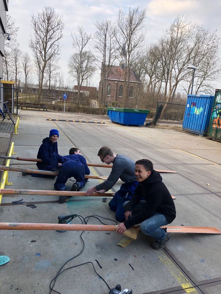 sloepaquarel's tweet photo. Dag 2 van de voorjaars schilderklus. De buikdenning ziet er mooi uit, en met wat zand van @N31Harlingen zorgen we ook voor wat antislip. De riemen zijn in voorbereiding op een mooie laag lak. De @sloepaquarel heeft een fanatiek team dit jaar. #sloeproeien https://t.co/aYDnaZIs16