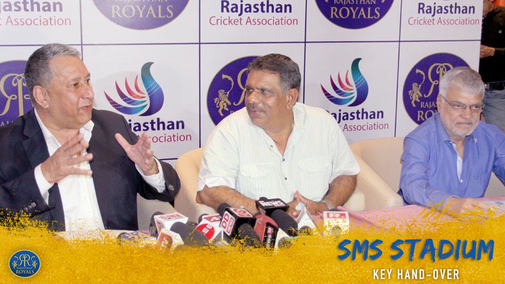 rajasthanroyals's tweet photo. An extremely joyous moment for the Royals!
The official key hand-over for #SMSstadium.

We're home, Royals!
Ab hoga #HallaBol 💥

#Cricket @RCA_cricket https://t.co/xRQTqtrbm9