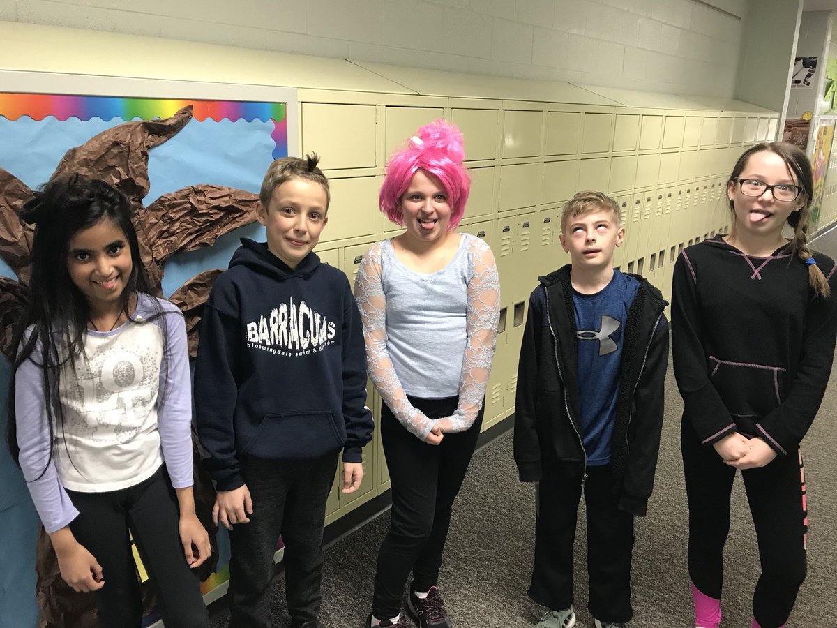 mrsclasey's tweet photo. Crazy faces to match our crazy hair! #WackyWednesday #TooMuchFunIn301 https://t.co/5QolPzINw6