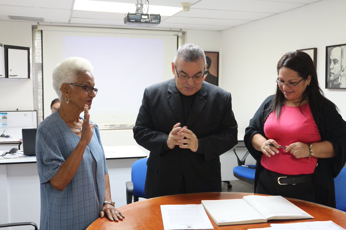 UNICAeduve's tweet photo. #BrevesUNICA | Autoridades rectorales juramentan a la nueva decana de la Facultad de Ciencias de la Educación, MSc. Elisa León, quien retoma su compromiso académico y social directamente en los espacios que tanto la vieron crecer y forjar proyectos educativos. ¡Enhorabuena! https://t.co/6cgh3wYzU6