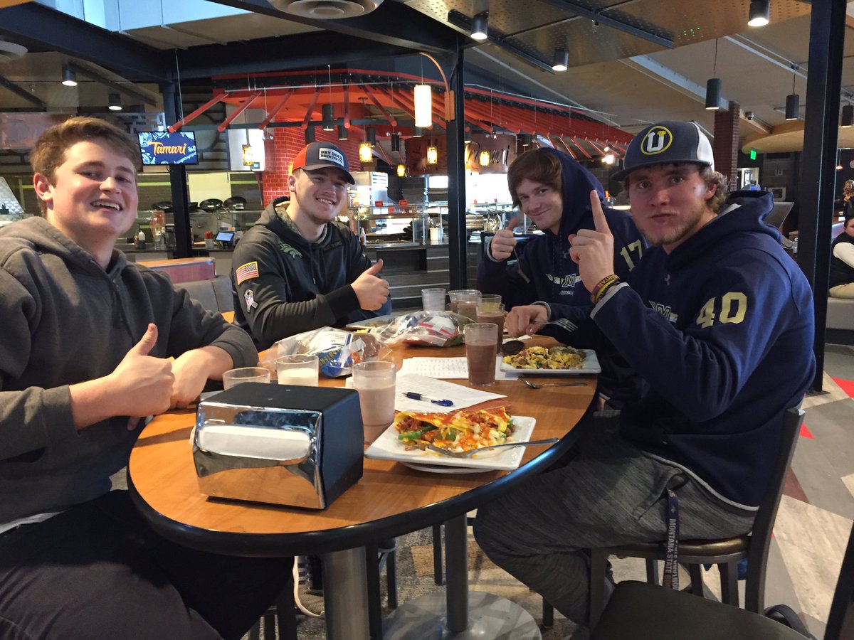 BJ_Robrtsn's tweet photo. Behind the scenes look at the #406 Games War Room Draft Breakfast.
Teams to be announce shortly. Team Captains @loganmac23 @Bailey21T @jacobbyrne22 @JPadmos12
#WatchUsNowWednesday https://t.co/LhTBcGmMTi