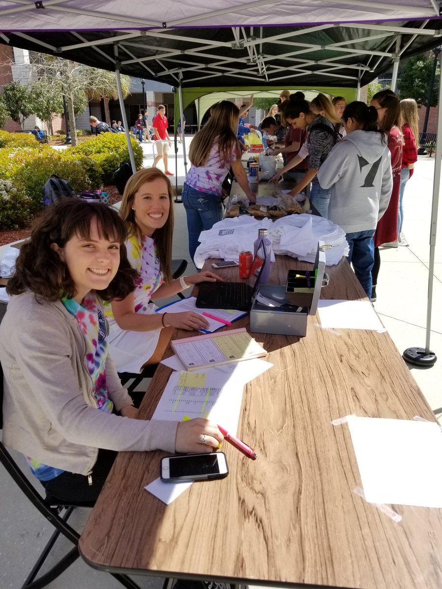 CreeksideHighFL's tweet photo. Great event for Best Buddies, tied dye, to Spread the Word to End the Word day https://t.co/liAFZp19su