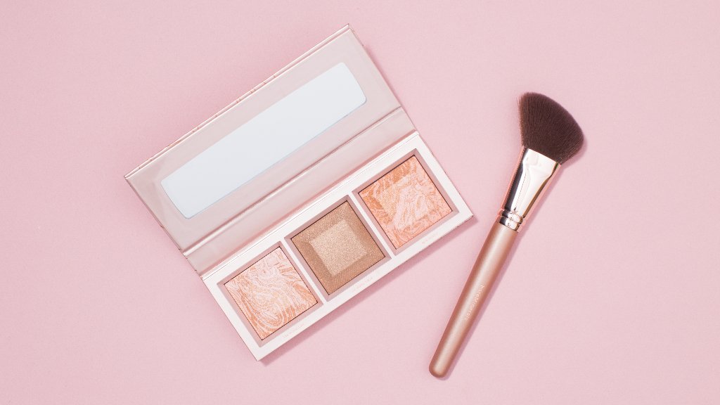 bareMinerals's tweet photo. Want a healthy-looking rose gold glow? Look no further than our limited edition three-color bronzer and highlighter palette. Shop now on @QVC https://t.co/Rp66sudtyk
#bareminerals https://t.co/DOaOI5wRqt