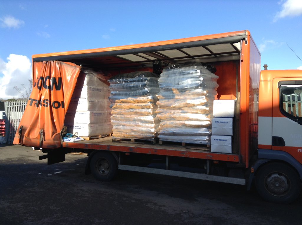 robsonandcowan's tweet photo. #DavetheDriver back from @BedmaxShavings with some @stockmaxbedding for #lambing18 pens and to keep the home fires burning we have @HotmaxFuelLogs back in stock,and just look at that BLUE sky 😃🌤😃 https://t.co/PkrMnkj5ds