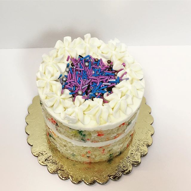 gingerheadcooki's tweet photo. If all else fails, just dump a bunch of #Sprinkles on it π
#cake #tinycakes #pdx #pdxeats #portland #beaverton #hillsboro #instayum #beavertonfoodies #cakedecorating #cakelife #purple #funfetti https://t.co/qOk2Xp3crC