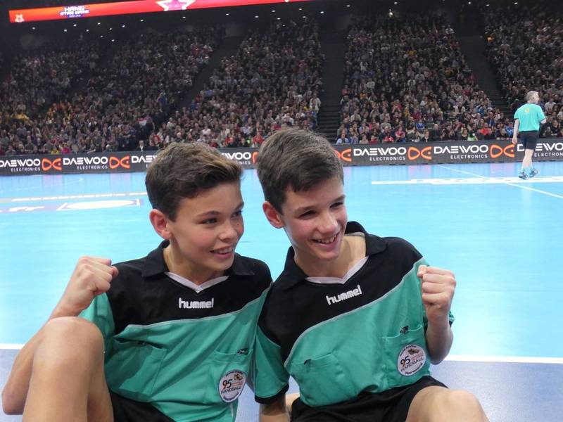 Retour sur l'experience incroyable qu'ont vécu les deux jeunes Florian. Siffler une partie du Hand Star Game à l'AccorHotels Arena !
bit.ly/2G52fgk