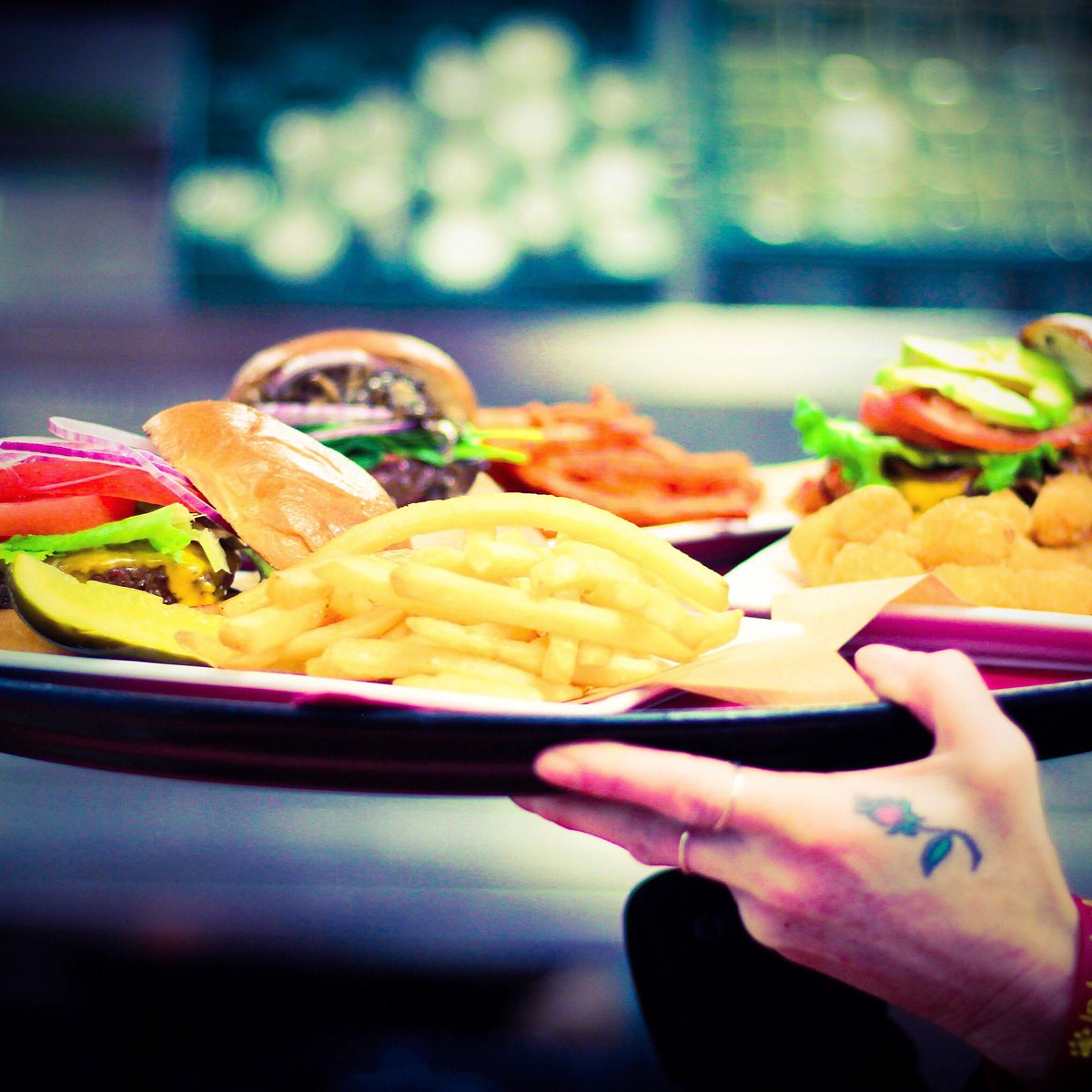 RRiversideHotel's tweet photo. 🍔Our onsite resto ROCBurger on Main is hiring servers! Email jboland@mcmrochester.com with your resume and cover letter. #ROC #Jobs https://t.co/JD8IaU65Qg
