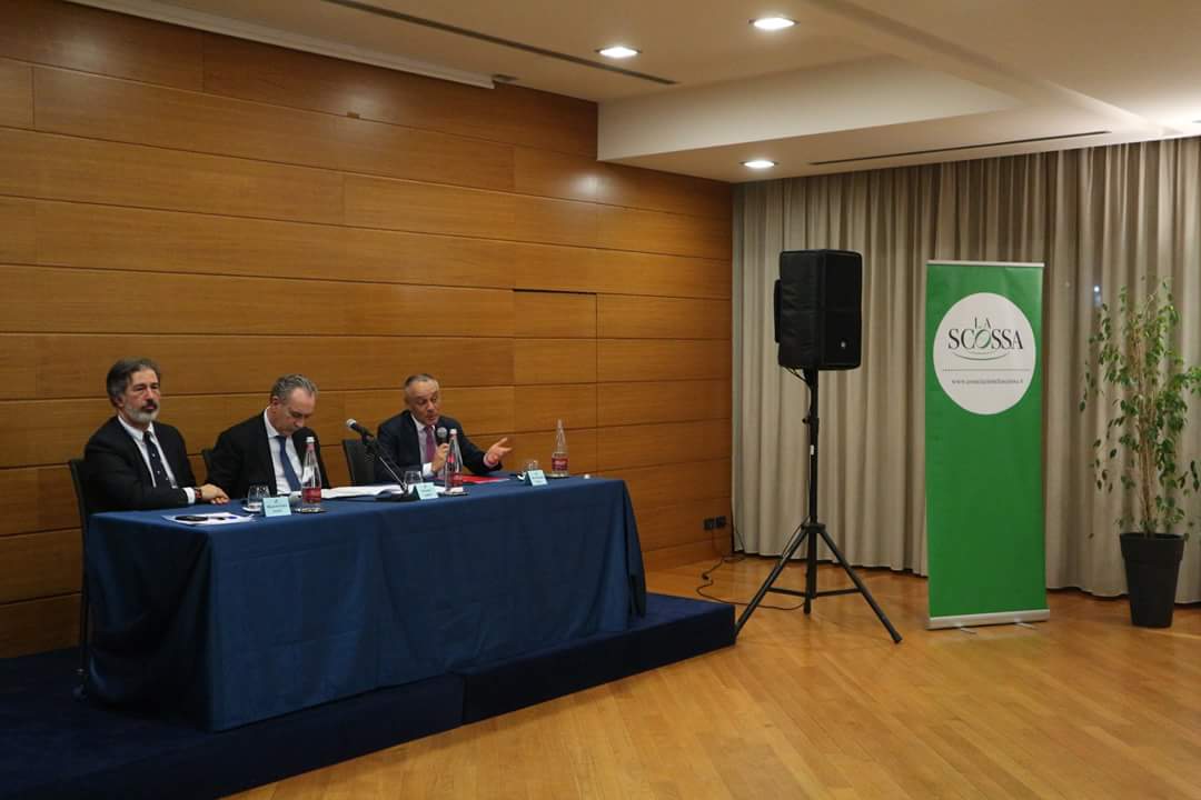 LaScossa's tweet photo. L'articolo di @formichenews
sul dibattito "Lo stato della #giustizia in Italia" con @GiovanniLegnini, Vice Presidente del #CSM,
@supermik14, Presidente #LaScossa e #Atelli #CortedeiConti https://t.co/1zEIpaiFoV https://t.co/RXFbTcWXWX