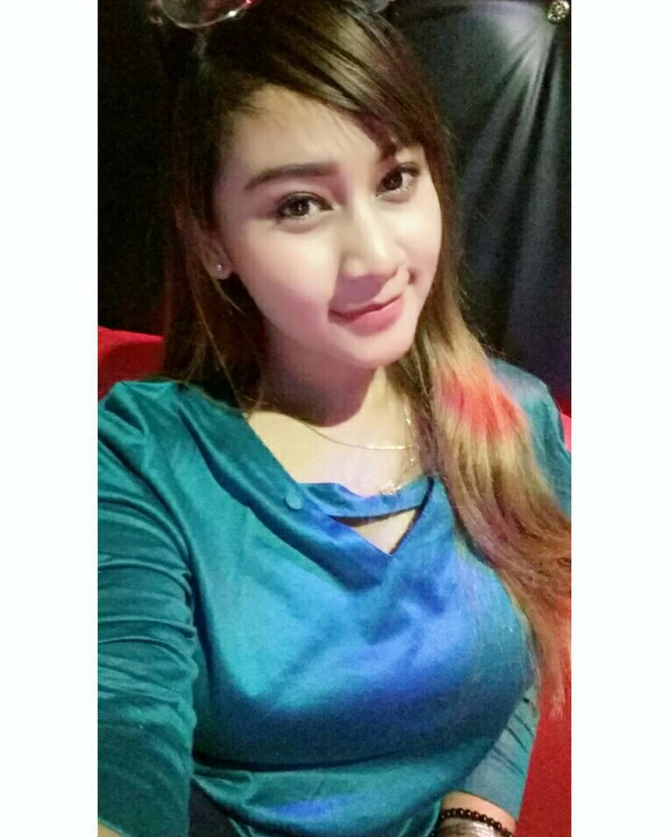 aku meh istri karyawan, tapi gelem ngancani bose suami ngentertain klienne karaokean, demi suami demi anak kulakoni, wani perih 😂