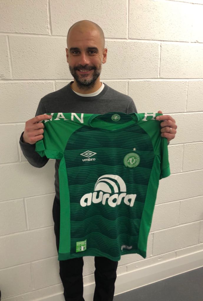 ChapecoenseReal's tweet photo. É normal essa foto demorar para carregar. Ela é muito pesada! 🏹⚽️💚
Um grande abraço, Guardiola!
@ManCity #VamosChape #Pep https://t.co/SLP8V0ekoF
