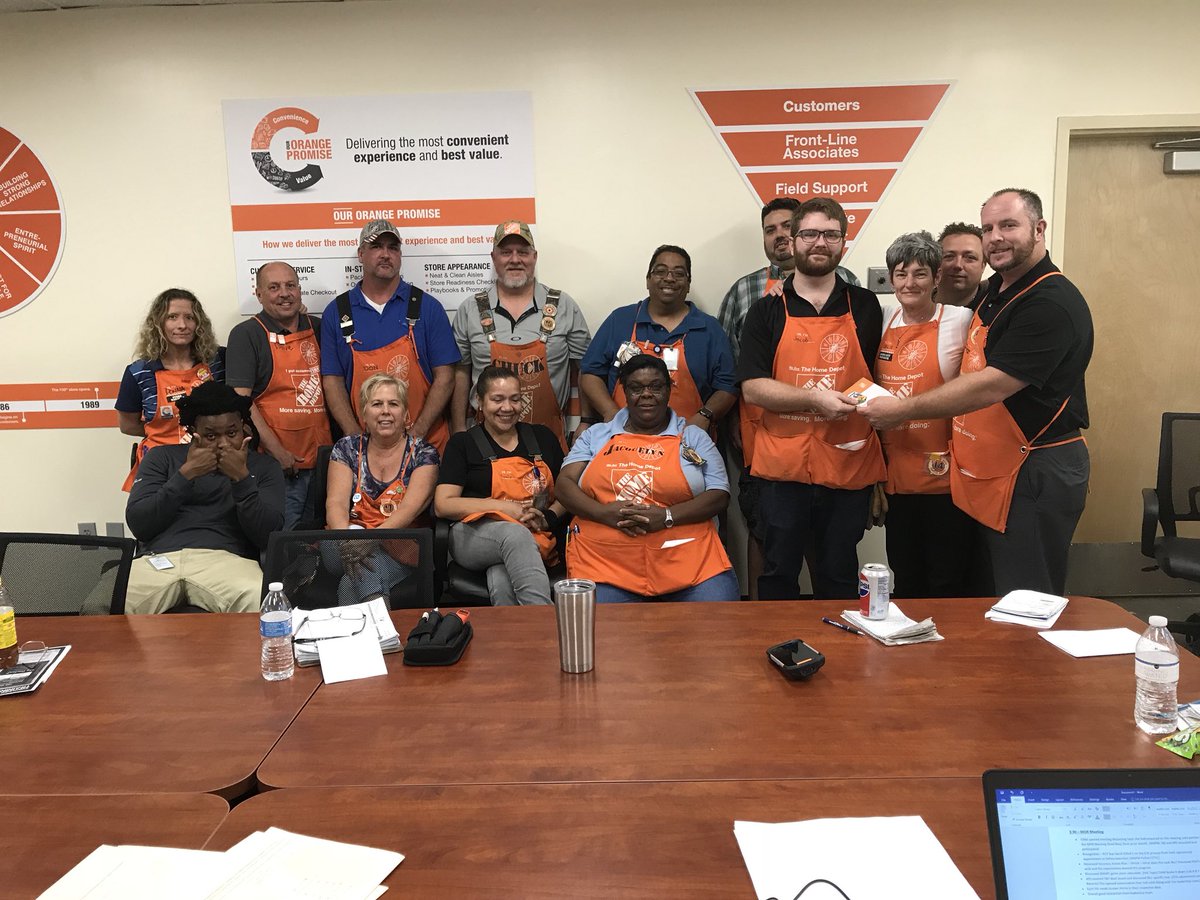 Coach_aj_LS's tweet photo. #SoFlOpsWed #SafetyFirst #receivingstandardE2E Leadership team recognizing Receiving Supervisor Jacob for executing the E2E process, both operationally and Safety Execution!! Great job Jacob!! @JacobRobertsTHD @DonnaClarkHD @jalopez35 @PennyPaladino https://t.co/hnSyYuXIN9