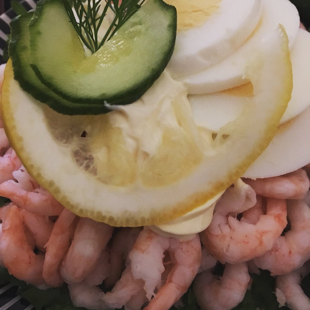mimakezan's tweet photo. Kvällsmackan #räkor #räkmacka #mums #mat #mums https://t.co/cvuY82De2C