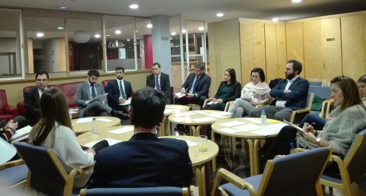 AAJValladolid's tweet photo. Hoy hemos aprendido mucho poniendo en común nuestra experiencia con los papeleos del turno de oficio, cómo justificarlos, qué nos tienen que sellar, etc. ¡Gracias a todos los asistentes! 🤗 #ProgramaTutor https://t.co/LBEVVY3Z1O
