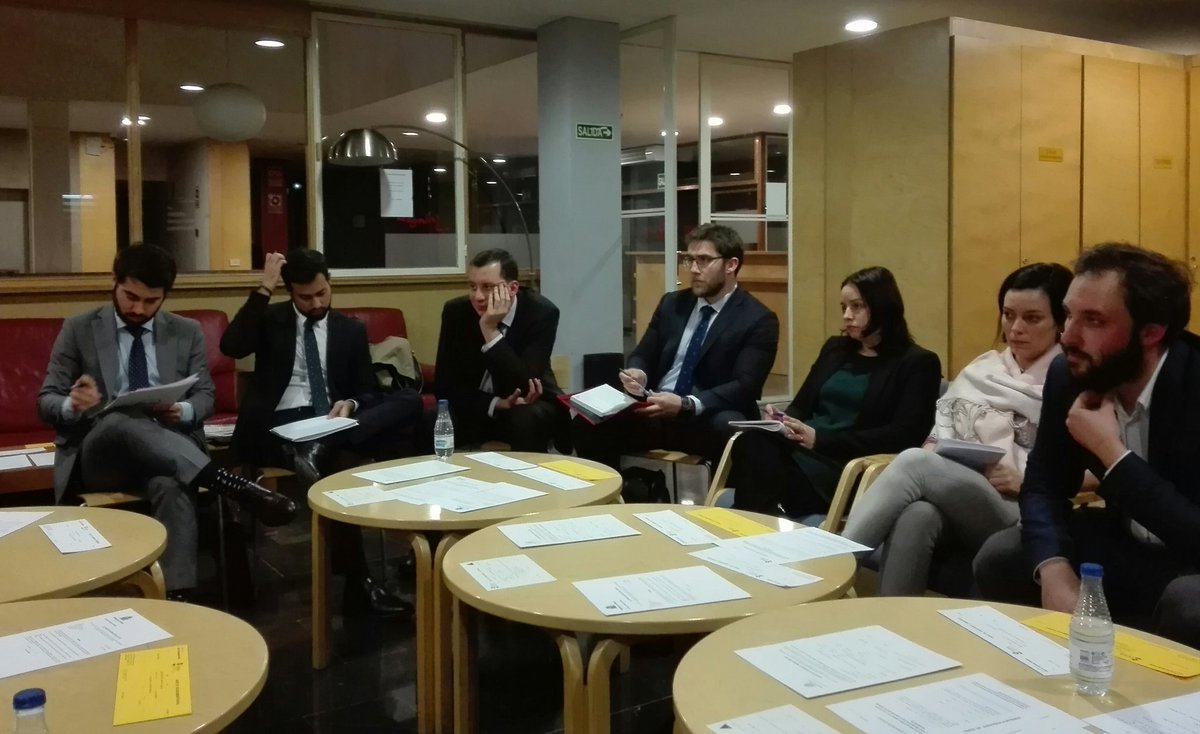 AAJValladolid's tweet photo. Hoy hemos aprendido mucho poniendo en común nuestra experiencia con los papeleos del turno de oficio, cómo justificarlos, qué nos tienen que sellar, etc. ¡Gracias a todos los asistentes! 🤗 #ProgramaTutor https://t.co/LBEVVY3Z1O