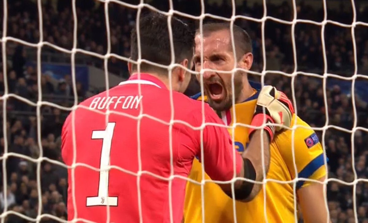 ActuFoot_'s tweet photo. La rage entre Buffon et Chiellini. Quelle image ! #TOTJUV https://t.co/TxzuzSfLUx