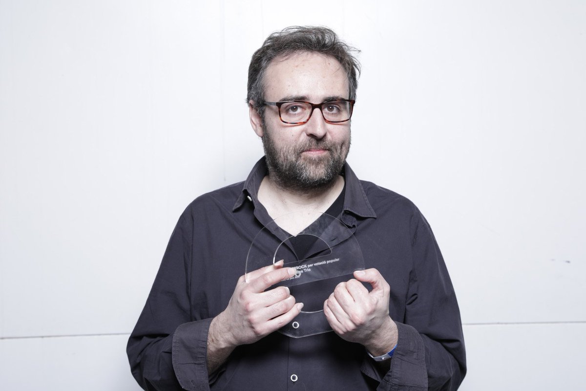 enderrock's tweet photo. L’Oriol Roca trio no han pogut ser a la gala, però el seu guardó a millor disc de jazz està custodiat per @RogerMasOficial #PremisEDR https://t.co/055KEZJZ5r