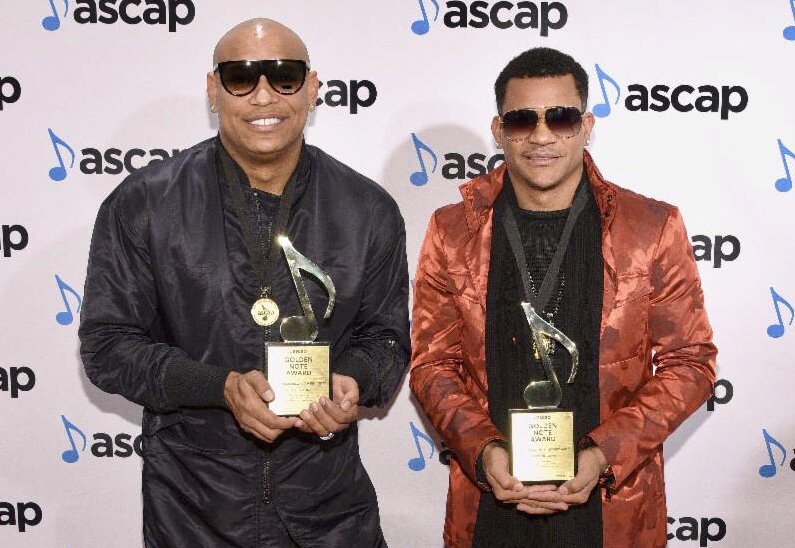 RadioDisneyLA's tweet photo. El dúo @GdZOficial fue honrado con el premio #GoldenNote que es entregado a compositores, autores y artistas que han logrado extraordinarios logros en sus carreras. ¡Felicitaciones Alexander y Randy! https://t.co/humBDevsSa
