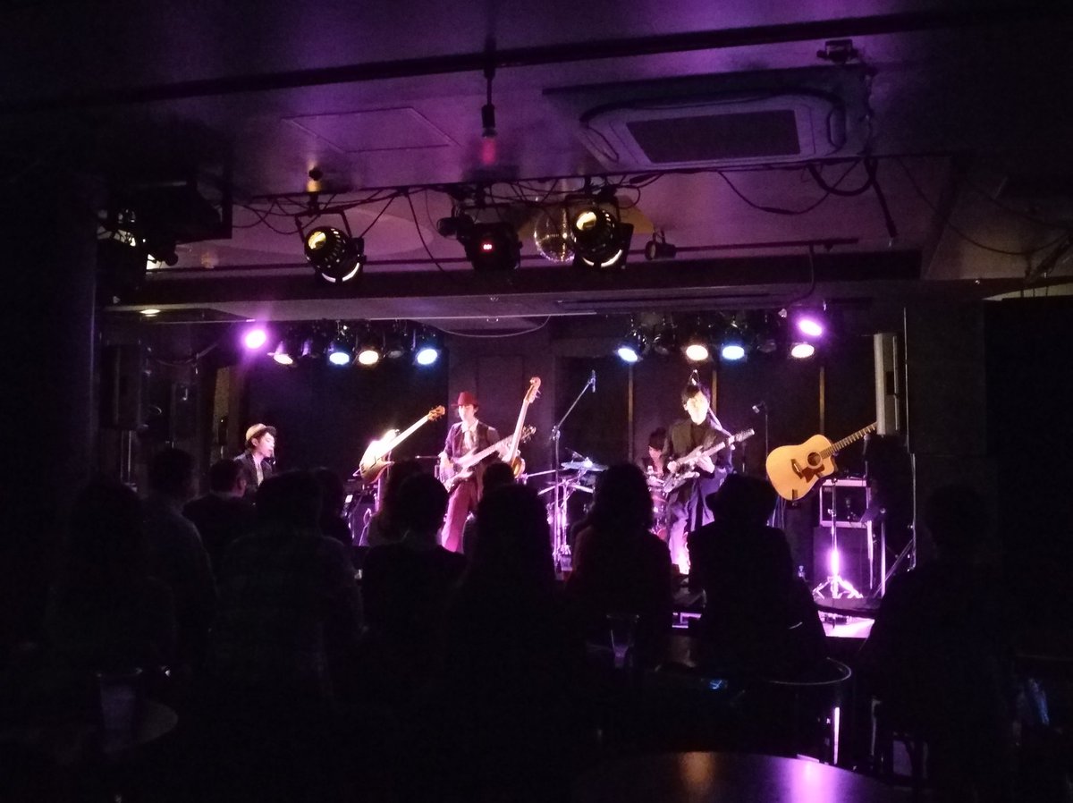 yuuka__cocoa's tweet photo. DEZOLVE PORTLAY Release Tour 1日目@ 名古屋BL Cafe
この日は仕事帰りというのもあり引きで見ました🎵BL Cafeは個人的に初で、音響照明も雰囲気もとてもよかったです🍀初日から驚きと笑いを沢山まじえた素晴らしいライブでした❤北川さんのアコギかっこよかった💕#DEZOLVE #PORTLAY #PortrayTour2018 https://t.co/IP5BPiVqxh
