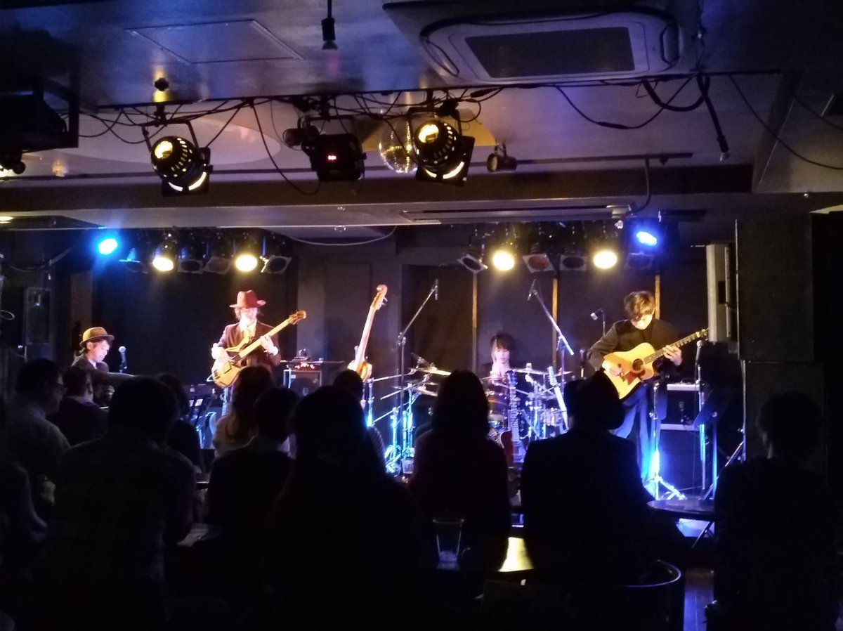 yuuka__cocoa's tweet photo. DEZOLVE PORTLAY Release Tour 1日目@ 名古屋BL Cafe
この日は仕事帰りというのもあり引きで見ました🎵BL Cafeは個人的に初で、音響照明も雰囲気もとてもよかったです🍀初日から驚きと笑いを沢山まじえた素晴らしいライブでした❤北川さんのアコギかっこよかった💕#DEZOLVE #PORTLAY #PortrayTour2018 https://t.co/IP5BPiVqxh