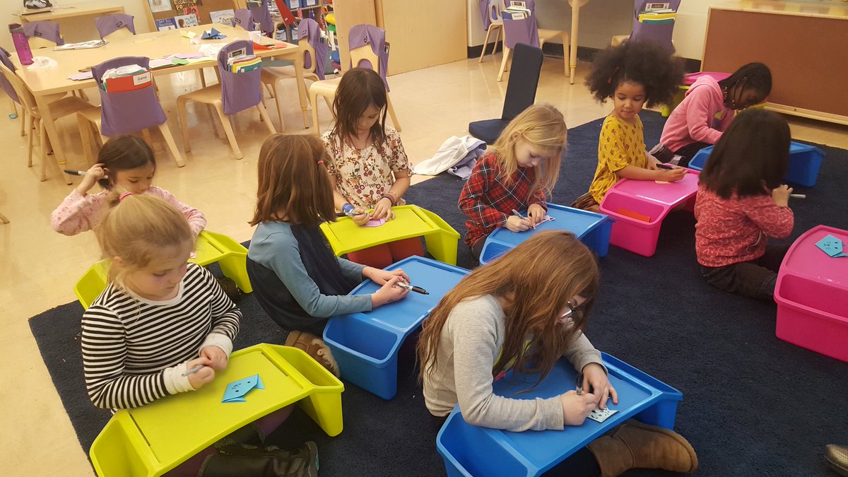 mapigago_82's tweet photo. #TSCIPW Third day and second session: Making cats and dogs in origami. Enjoying the snow day in Crafts around the world!🐕🐺 @The_School https://t.co/dJjts8O58p
