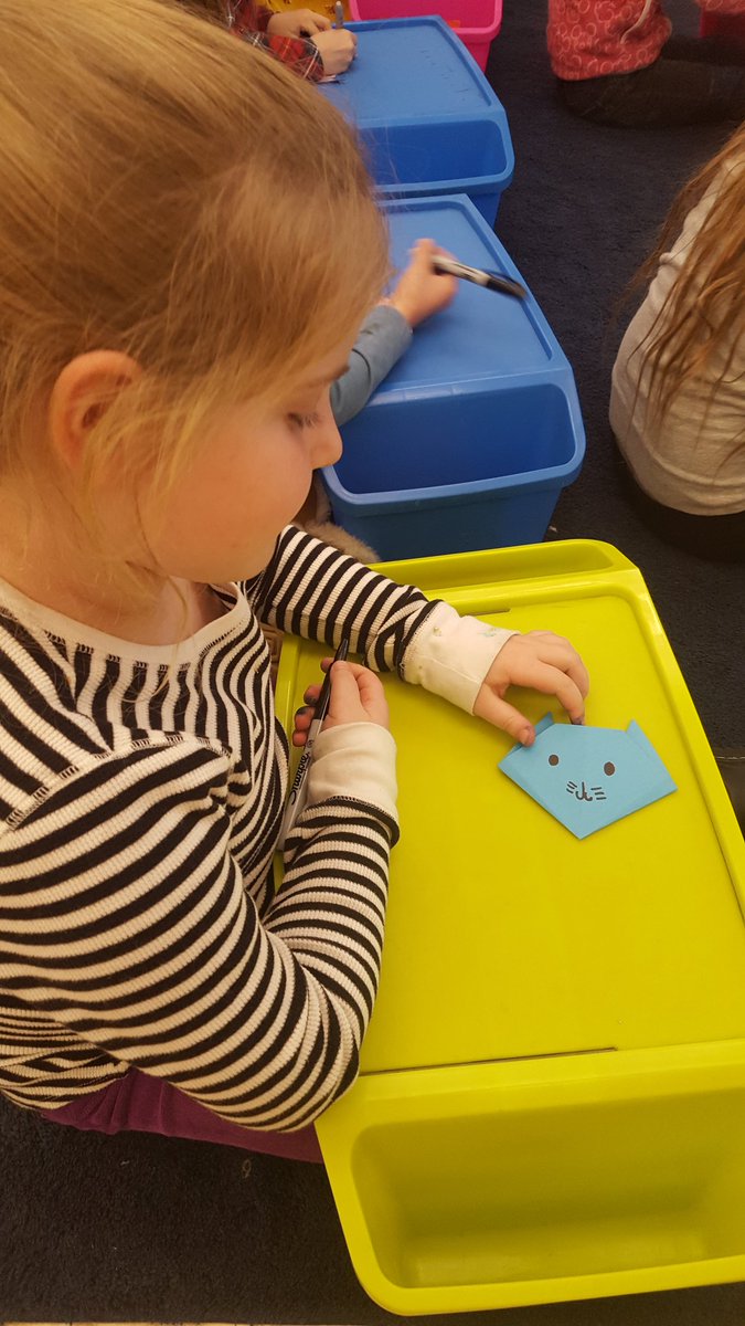 mapigago_82's tweet photo. #TSCIPW Third day and second session: Making cats and dogs in origami. Enjoying the snow day in Crafts around the world!🐕🐺 @The_School https://t.co/dJjts8O58p
