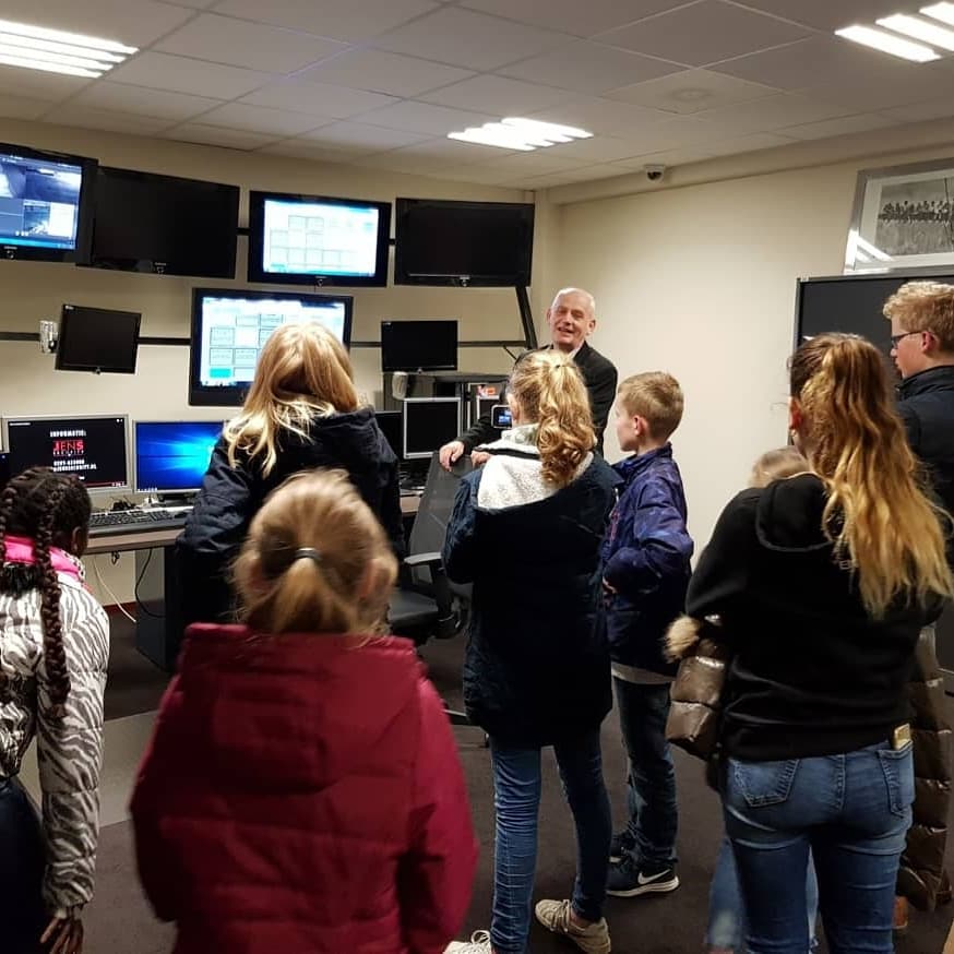 VLOGbattleEmmen's tweet photo. Wat was dat een ontzettend leuke workshop bij JenS Security! We hebben onwijs veel mogen zien en veel geleerd! Bedankt #JenS 
#VLOGbattle #vloggen #Emmen https://t.co/01a7uvqeJB
