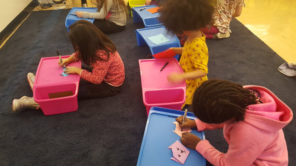 mapigago_82's tweet photo. #TSCIPW Third day and second session: Making cats and dogs in origami. Enjoying the snow day in Crafts around the world!🐕🐺 @The_School https://t.co/dJjts8O58p
