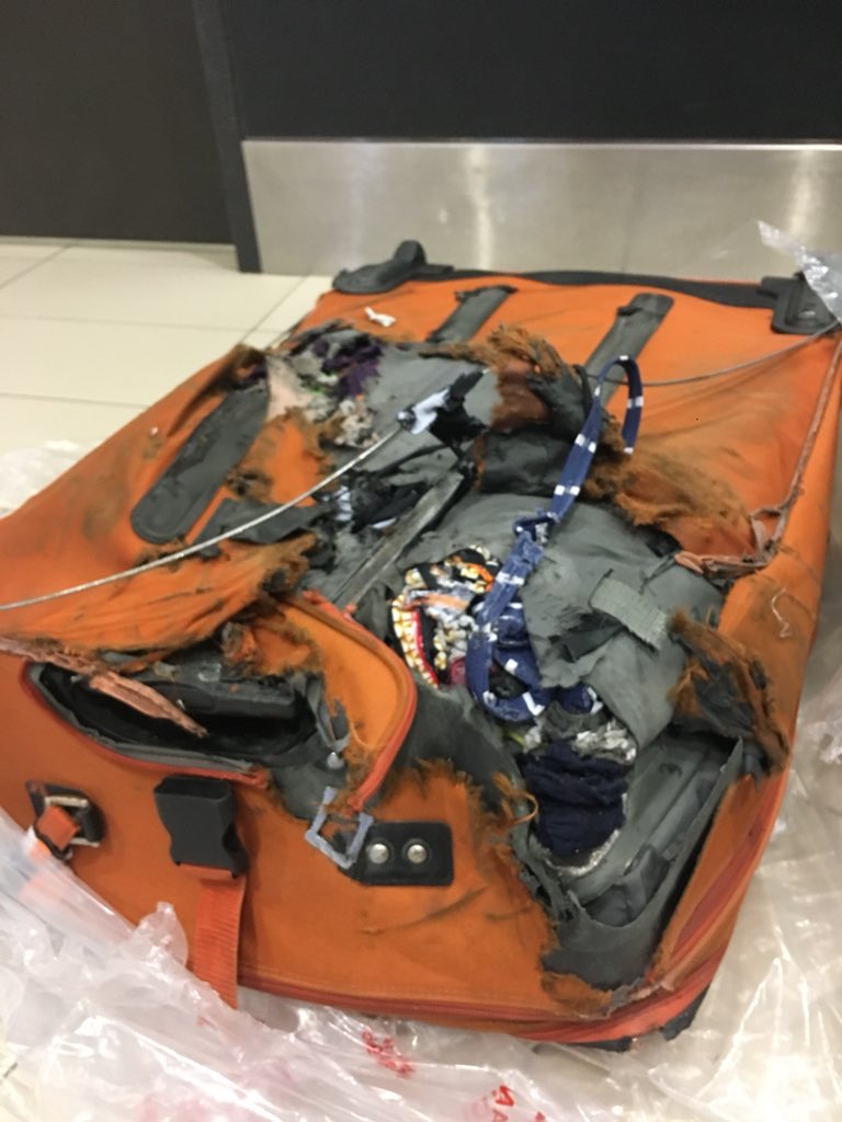 jazzar_mark's tweet photo. @Wancoskar123 @AirCanada @i0n1c Still waiting since Feb 22 on a reply. This is how we received our luggage. https://t.co/DagYBahlhg