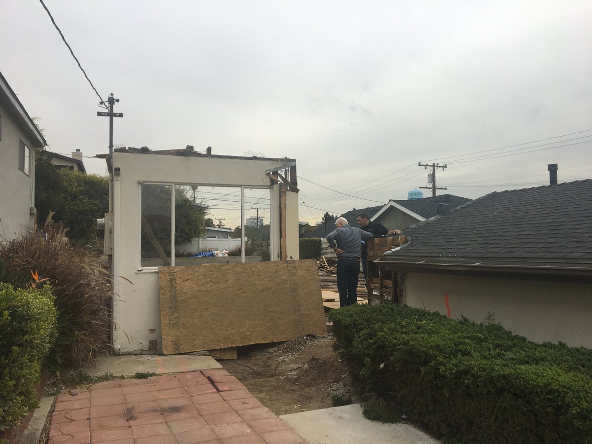 remodelwithus's tweet photo. Now you see it, now you don’t! This is all that is left of our Model ReModel project in El Segundo 😮. Next up, pouring concrete - check back often for our progress on this awesome project! @ProRemodelMag #ProRemodeler #ModelReModel #HomeRemodeling https://t.co/R9SZn95hmx