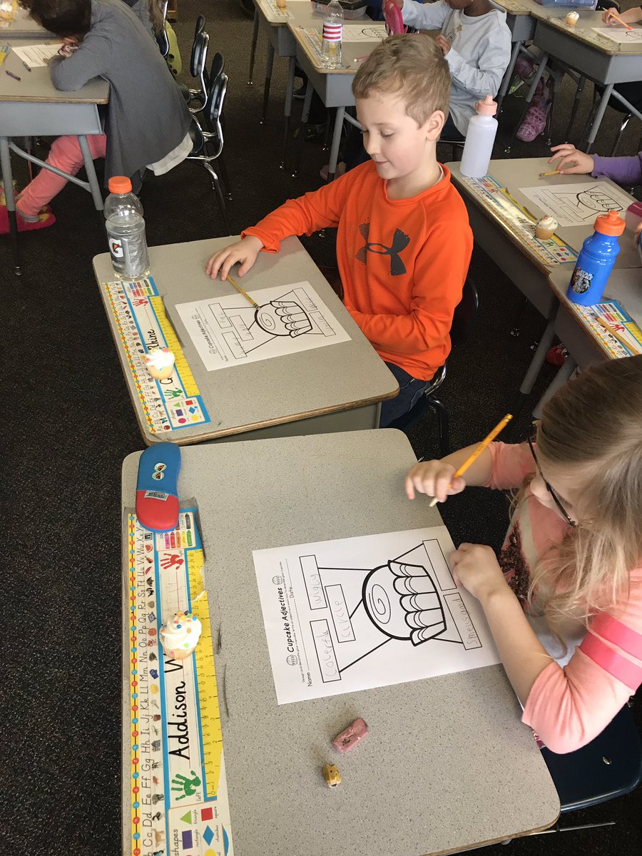 Merrell1stGrade's tweet photo. We've been studying adjectives, so I had to bring in mini cupcakes to describe for part of our grammar/ writing lesson today! 💖🍰 #firstgrade #adjectives #grammar #writing #everyoneisengaged https://t.co/uKoUjFFPw8