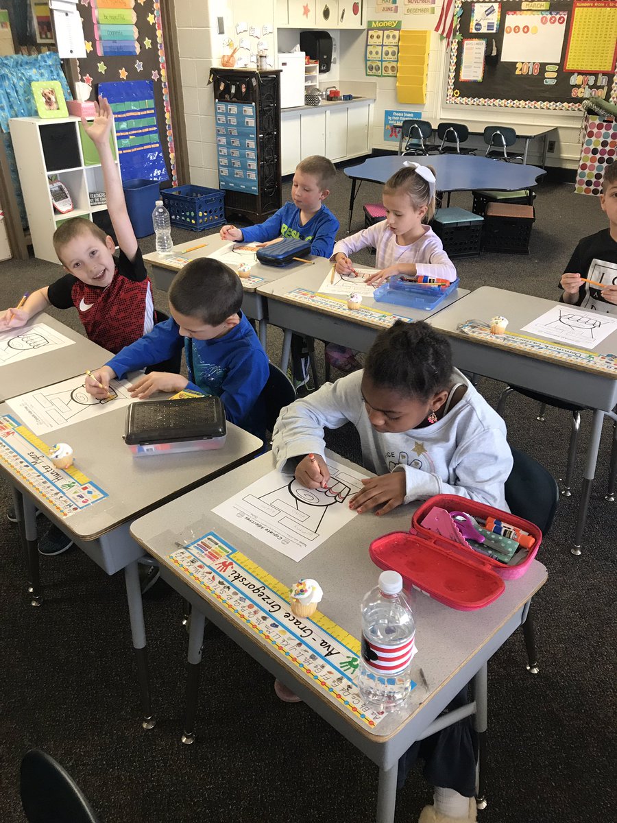 Merrell1stGrade's tweet photo. We've been studying adjectives, so I had to bring in mini cupcakes to describe for part of our grammar/ writing lesson today! 💖🍰 #firstgrade #adjectives #grammar #writing #everyoneisengaged https://t.co/uKoUjFFPw8