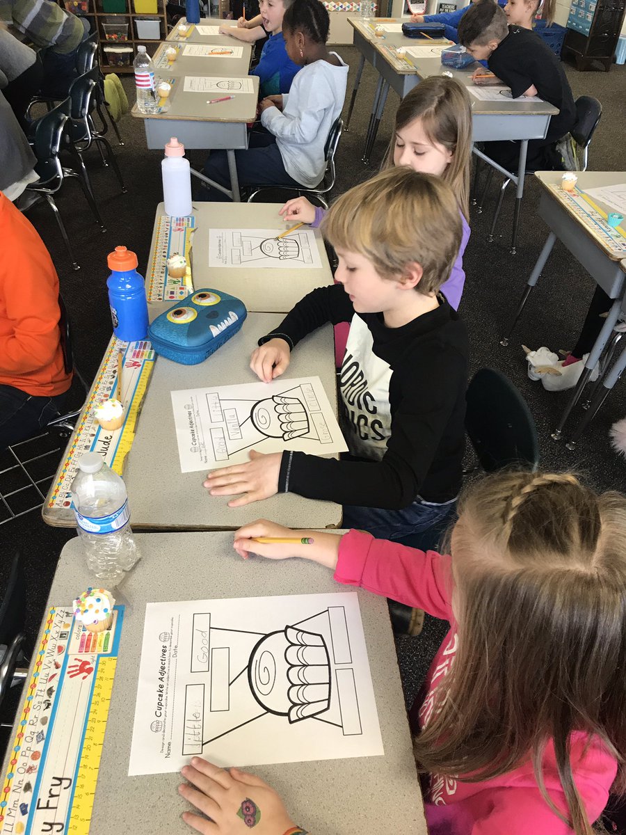 Merrell1stGrade's tweet photo. We've been studying adjectives, so I had to bring in mini cupcakes to describe for part of our grammar/ writing lesson today! 💖🍰 #firstgrade #adjectives #grammar #writing #everyoneisengaged https://t.co/uKoUjFFPw8