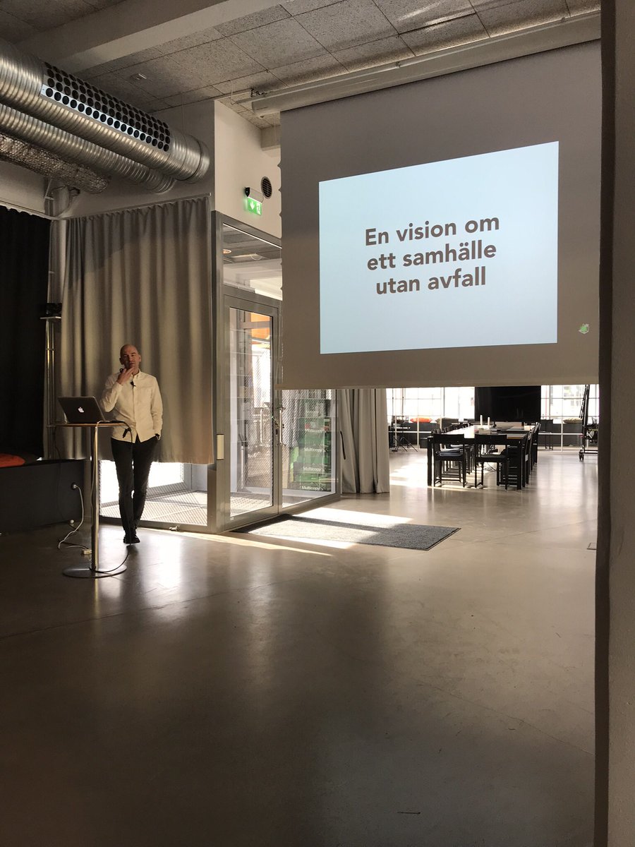 Framtiden är rund!  Dagens onsdagsföreläsning på Liljewall med Tobias Jansson, cirkulär design. Mycket inspirerande! @tojlercircular